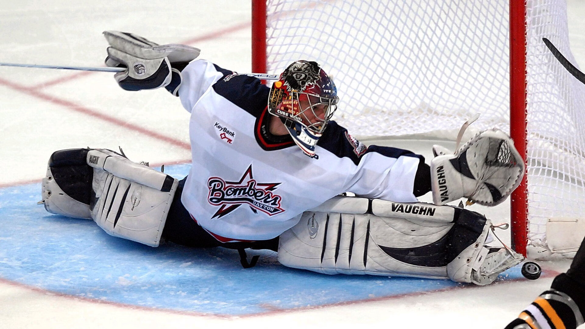 水上乐园“漂浮接力赛” 队员依次滑下水滑梯完成接棒